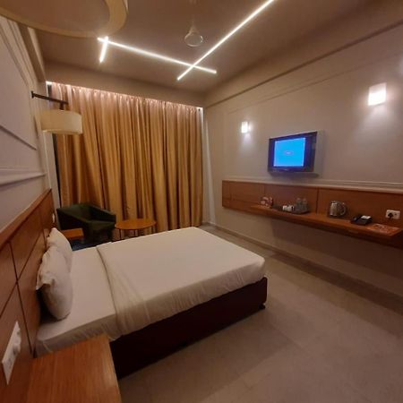 Max Hotels Allāhābād Junction Екстериор снимка