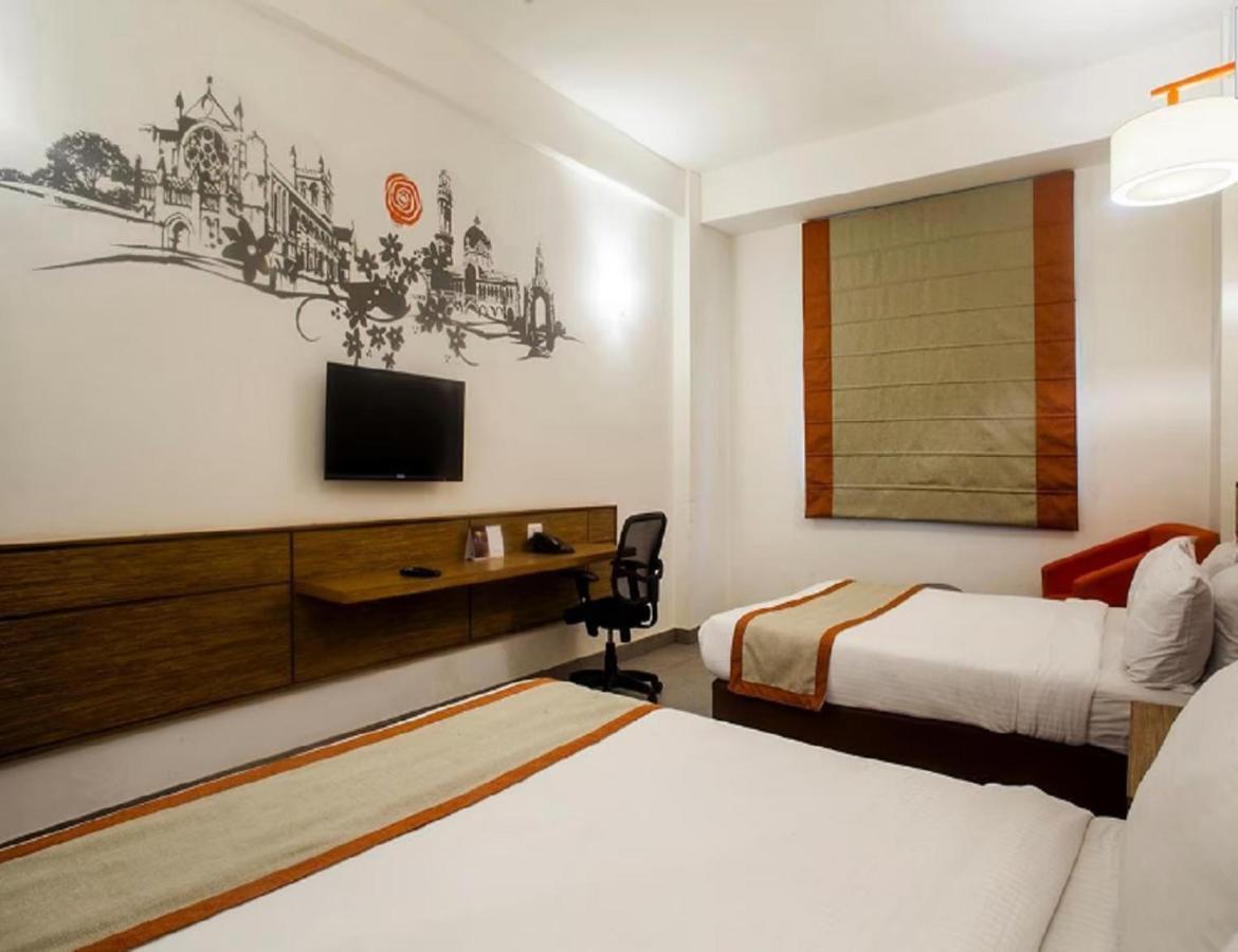 Max Hotels Allāhābād Junction Екстериор снимка
