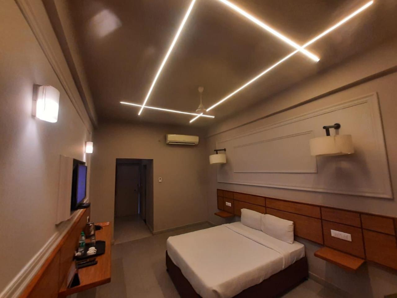 Max Hotels Allāhābād Junction Екстериор снимка