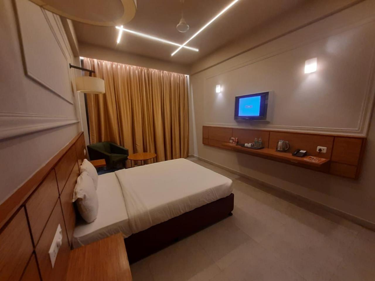 Max Hotels Allāhābād Junction Екстериор снимка