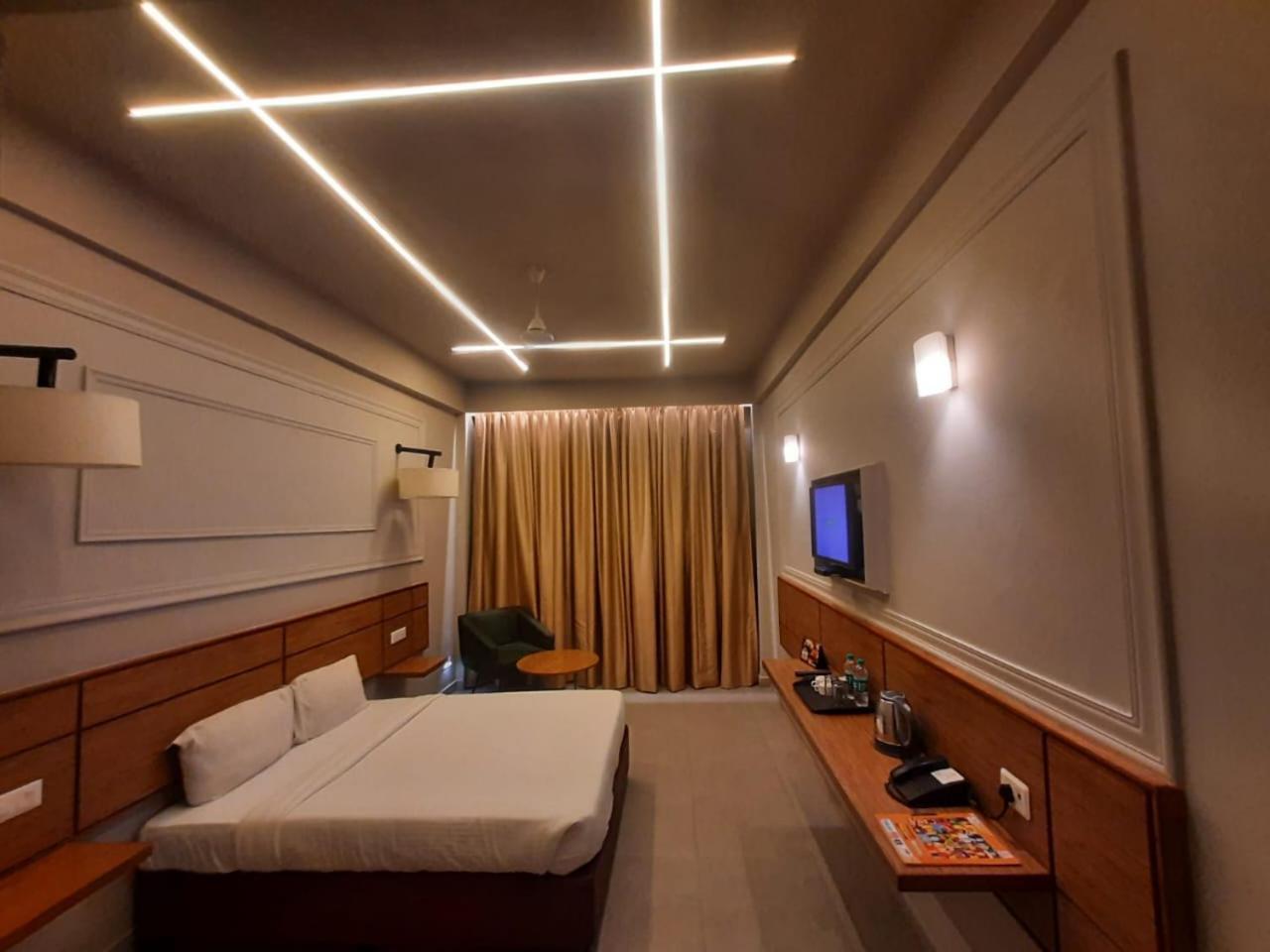 Max Hotels Allāhābād Junction Екстериор снимка
