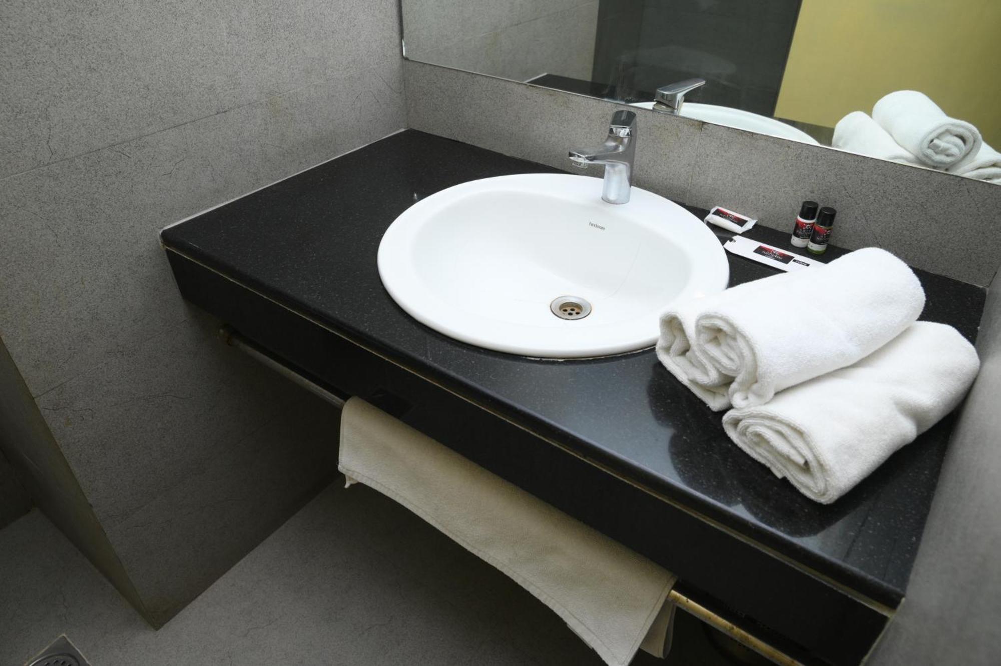 Max Hotels Allāhābād Junction Екстериор снимка