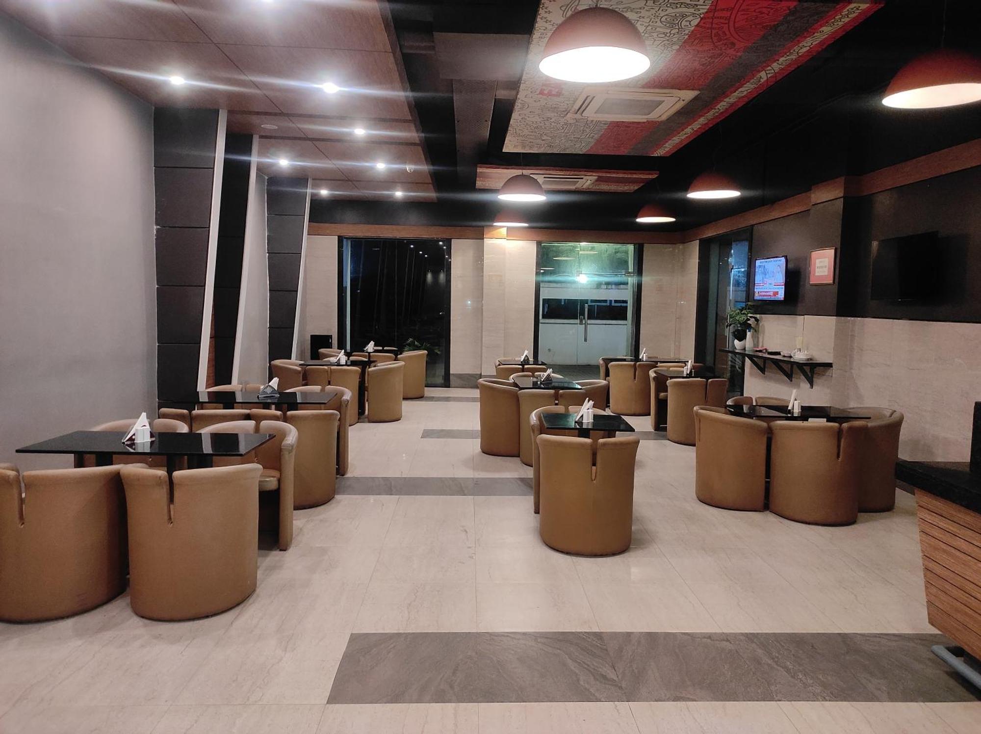 Max Hotels Allāhābād Junction Екстериор снимка