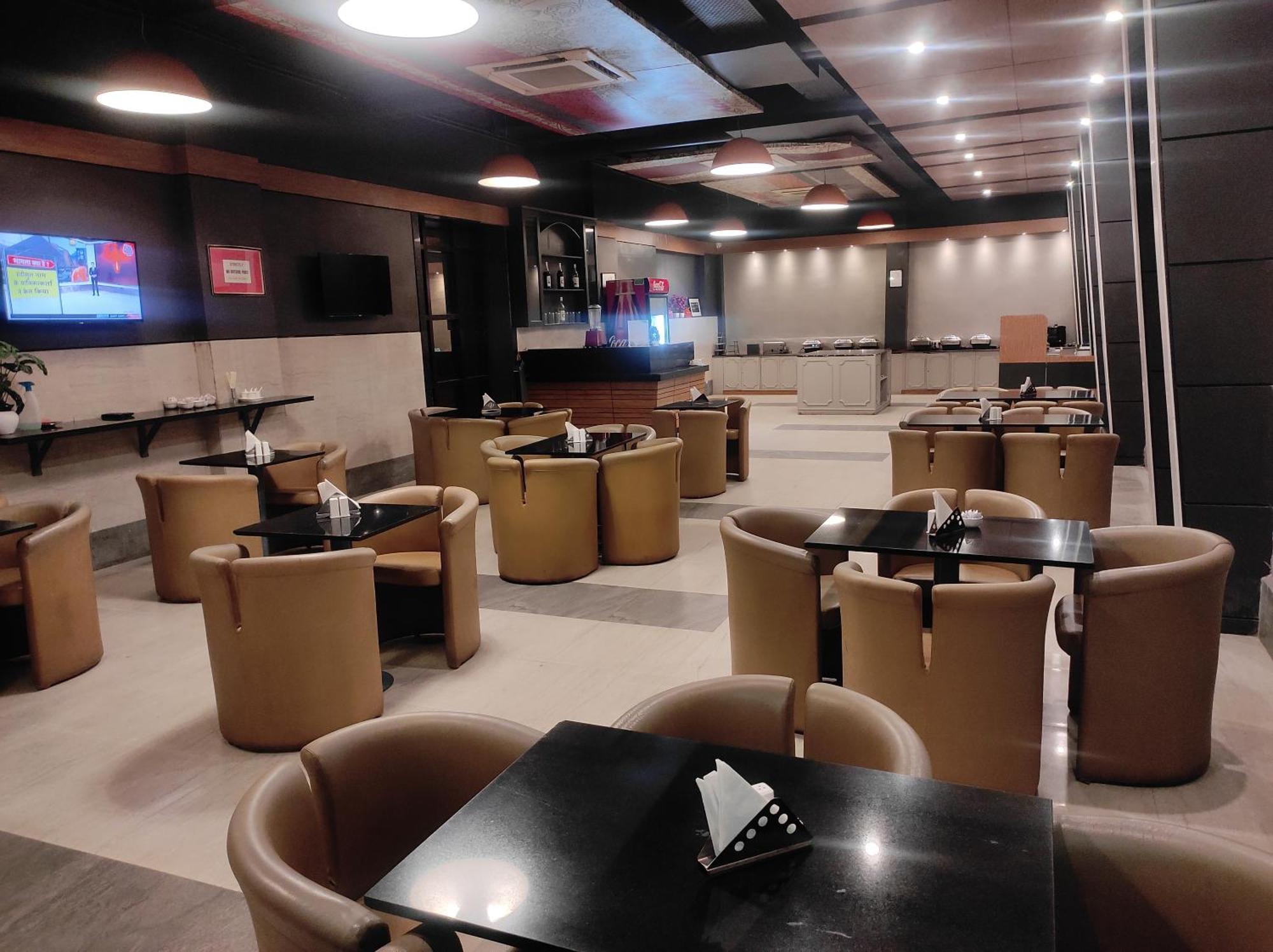 Max Hotels Allāhābād Junction Екстериор снимка